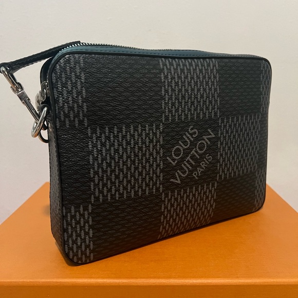 LV TRIO MESSENGER MENS. Good as Brand new. Comes with receipt and box. - Picture 5 of 7